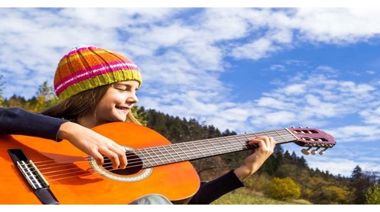 آموزش آنلاین گیتار ویژه خانم ها و کودکان